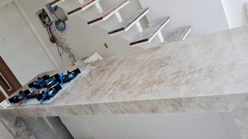 Bancada em pedra natural em instalação