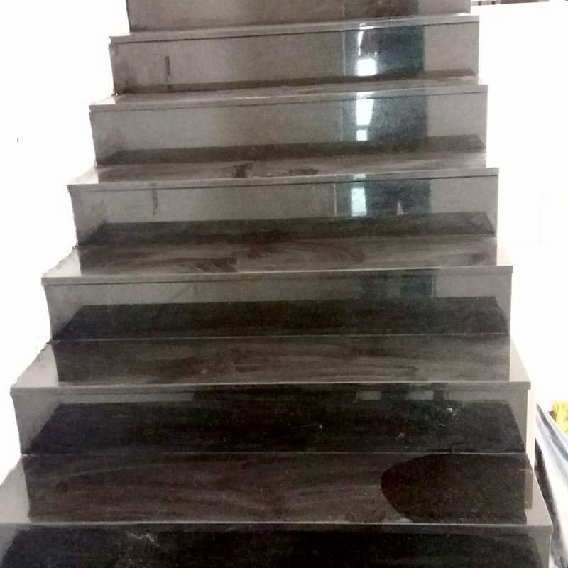 Escada revestida em granito polido escuro