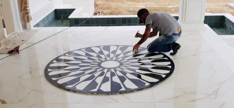 Instalação de mosaico decorativo em pedra natural pelo profissional Galter Pedras no Porto