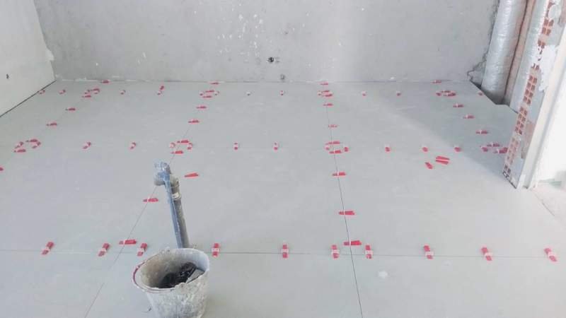 Pavimento grande formato com niveladores