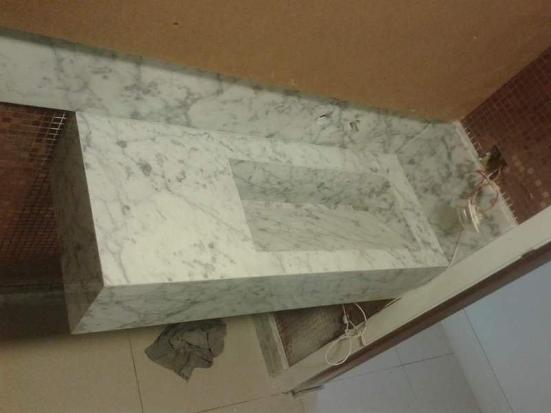 Placa de pedra natural com veios azuis e dourados