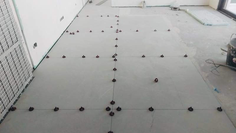 Pavimento em grande formato com sistema de nivelamento profissional